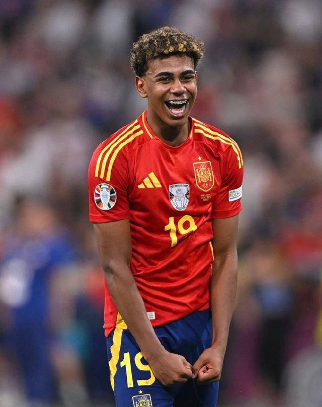 德媒：磁卡需大幅降薪才可能续约，队里已有他的接班人比朔夫（德媒：磁卡若想续约需大幅降薪，队内已将比朔夫视作接班人）