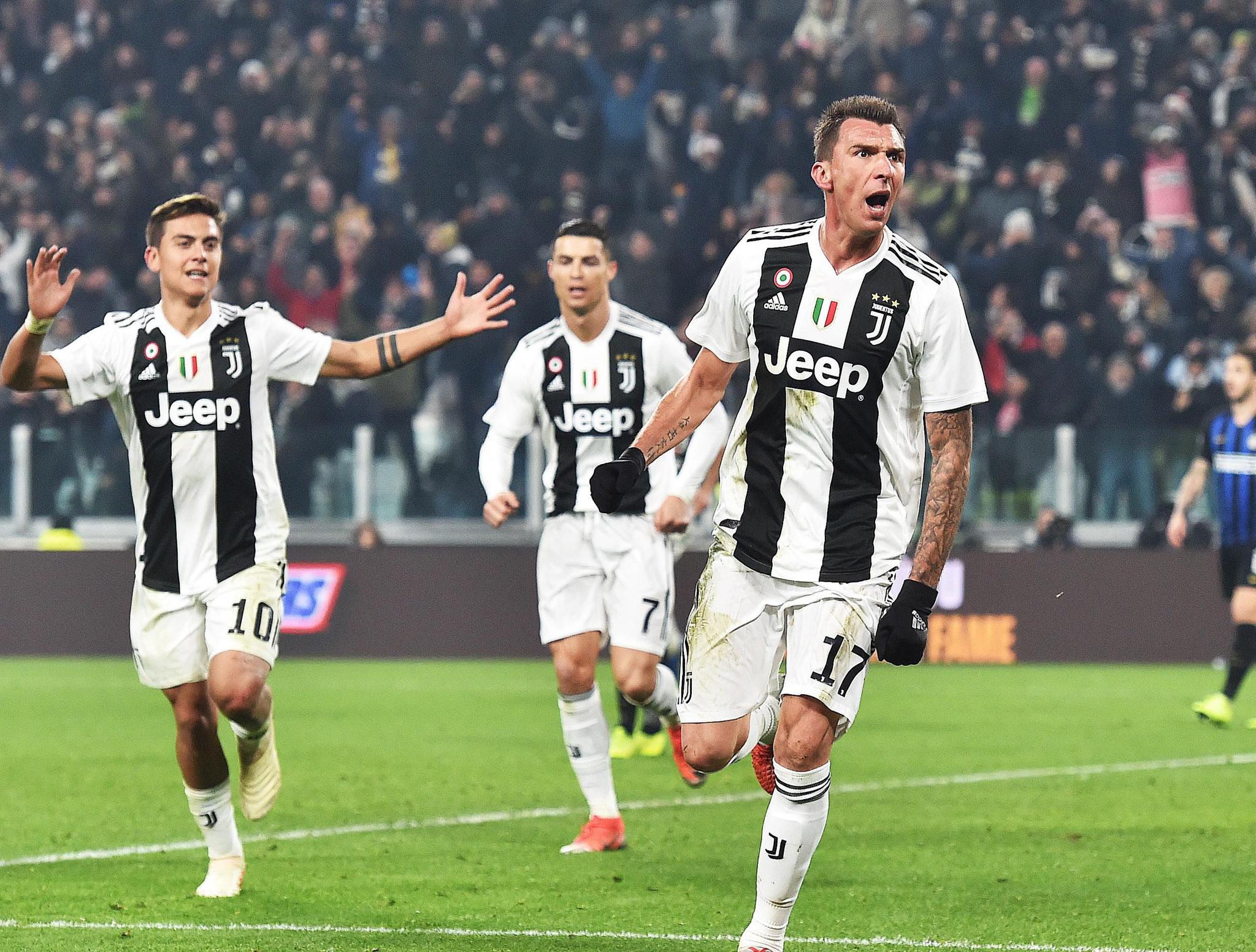 师徒重聚，阿隆索与维尔茨赛后拥抱致意，后者赠出比赛球衣（师徒再会，阿隆索赛后与维尔茨相拥，维尔茨赠球衣致意）