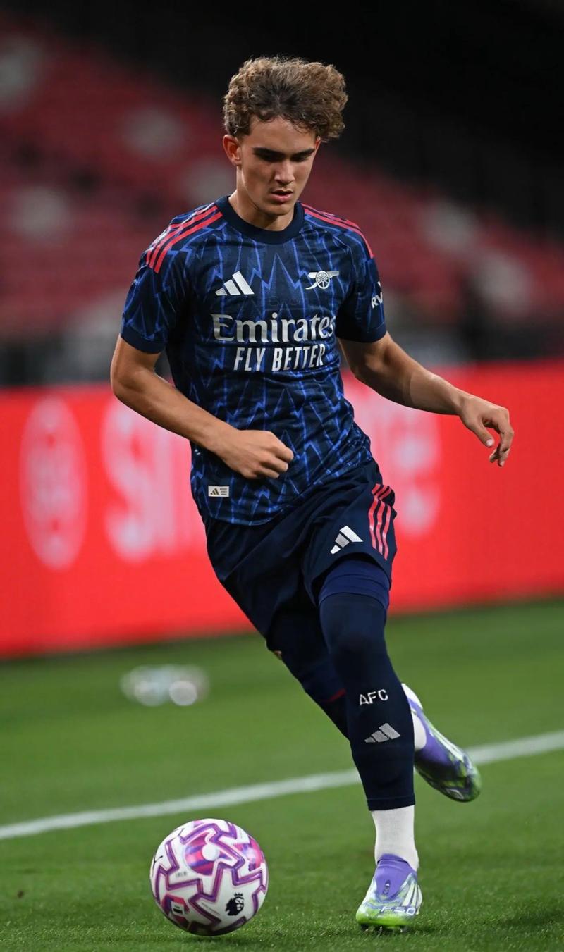 FC26美丽足球：维蒂尼亚、德容领衔，金外脚背夸雷斯马在列（FC26华丽球风：德容携维蒂尼亚领衔，金外脚背夸雷斯马上榜）