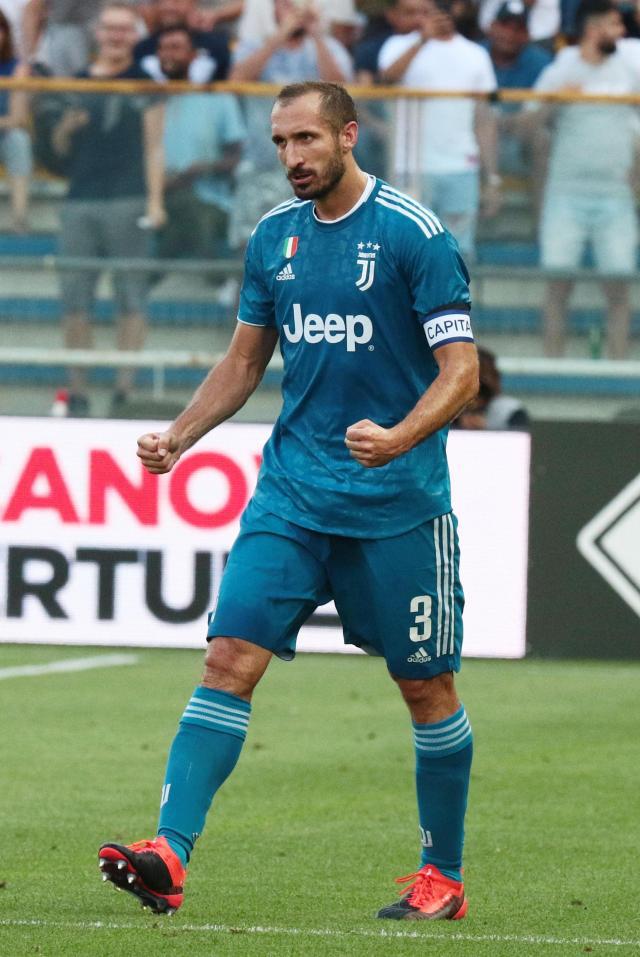 申京隔扣颜射亚当斯，后者按头锁喉遭申京“挑衅”：就扣你这混球（申京隔扣颜射亚当斯引爆冲突：被按头锁喉后回击挑衅“就扣你这混球”）